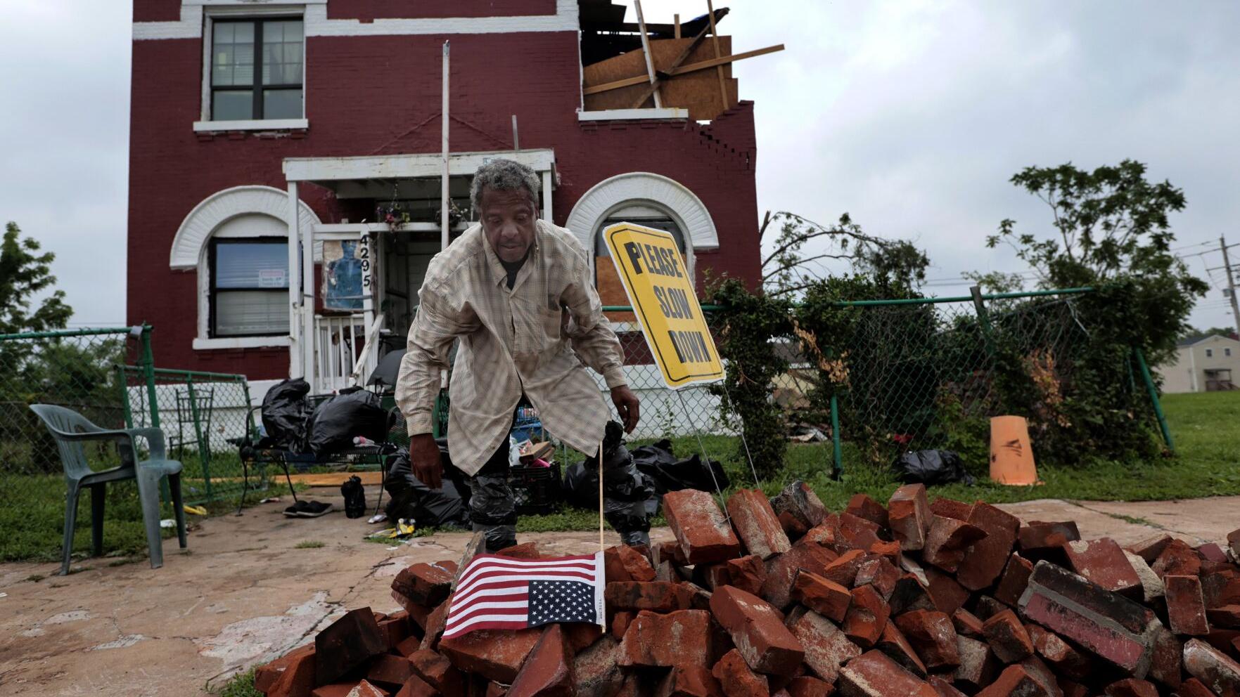 Top 最新杏吧原创 officials OK $30 million in Rams money for tornado relief